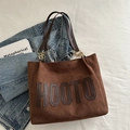 Sac cabas en daim marron foncé avec écusson HOOTO et anneaux dorés élégants - Marron
