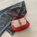 Bolso bandolera retro bicolor en rojo y beige combinado con chaqueta vaquera - Rojo