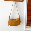 Bolso de hombro media luna marrón vintage en cuero sintético con hebilla dorada - Marrón Amarillento