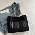 Grand sac cabas noir en toile avec écusson HOOTO en cuir et poignée en chaîne en métal doré - Noir