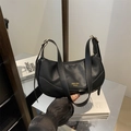 Bolso medialuna chic de cuero negro con herrajes dorados y diseño minimalista moderno - Negro