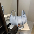 Bolso de hombro media luna azul claro en piel sintética con textura granulada - Azul