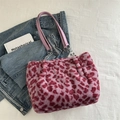 Sac cabas en peluche à imprimé léopard rose avec poignées en cuir et chaîne en métal - Rose