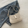 Bolso bandolera beige chic con patchwork texturizado y hebilla dorada moda de 2024 - Blanco