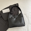 Schwarze gewebte Leder-Einkaufstasche mit breitem Schultergurt im minimalistischen Stil - Schwarz
