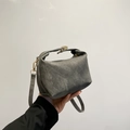 Secchiello grigio chic in tela lavata con dettagli dorati e tracolla regolabile - grigio scuro