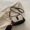 Elegante bolso de lona beige con ribete de cuero negro y hebilla dorada chic - Negro