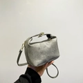 Borsa a secchiello grigia minimalista con trama vintage e dettagli in metallo dorato - Grigio chiaro