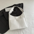 Minimalistische weiße Hobo-Tasche mit Webstruktur und breitem Schultergurt aus Leder - Weiß