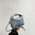 Piccola borsa a spalla blu opaca con fibbia dorata elegante e sottile tracolla - Blu