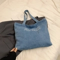 Blauwe denim shopper met wit geborduurde tekst Less Mondays More Sundays casual - Lichtblauw