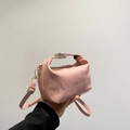 Mini borsa a spalla rosa in ecopelle con dettagli fragola e finiture dorate - Rosa