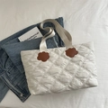 Weiße Stepptasche mit braunen Blumen-Patches und geräumigem minimalistischem Design - Weiß