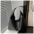 Detalle del bolso hobo vintage negro con textura granulada y correa ajustable con luz - Negro