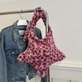 Bolso tote de peluche con estampado de leopardo rosa en forma de estrella en percha - Rosa