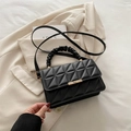 Borsa a tracolla trapuntata nera con rifiniture dorate e manico superiore increspato - Nero