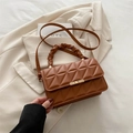 Borsa a tracolla marrone trapuntata con manico a pieghe e fibbia dorata su blazer beige - Marrone