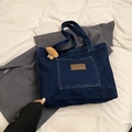 Donkerblauwe denim shopper met voorvak, lederen patch en schattige paddenstoel hanger - Met Hanger Stijl / Donkerblauw