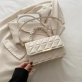 Elegante borsa a mano squadrata trapuntata beige con manico a ruche e fibbia oro - Bianco