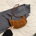 Braune plissierte Wildleder-Halbmondtasche mit Lederriemen und Knotendetails - Braun