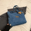 Blauwe denim canvas shopper met buitenzak en bruine pluche koekjes hanger decoratie - Met Hanger Stijl / Lichtblauw