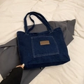 Donkerblauwe denim shopper met voorvak en bruine leren patch op een witte achtergrond - Style Without Charm / Donkerblauw