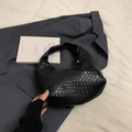 Klassische schwarze gewebte Hobo-Tasche aus Leder mit feinem Schachbrettmuster-Finish - Schwarz