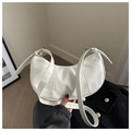 Detalle del bolso de media luna blanco en cuero texturizado con correa ajustable - Blanco
