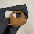 Braune geflochtene Hobo-Tasche mit Intrecciato-Textur und minimalistischem Halbmond-Design - Braun