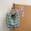 Bolso tote de lona a cuadros verdes y negros con etiqueta artesanal estilo vintage - Verde
