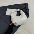 Minimalistische weiße geflochtene Hobo-Tasche mit Knotengriff und Intrecciato-Stil - Weiß