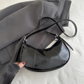 Bolso de hombro media luna negro brillante con cremallera plateada y costuras finas - Negro