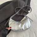 Bolso bandolera plateado de media luna con brillo metálico y detalles de costuras - Plateado