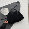 Sac Boston noir classique en daim avec design rond en forme de coquille et texture velours - Noir
