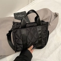 Zwarte gewatteerde nylon shopper met versterkte handvatten en afneembare schouderriem - Zwart