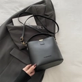 Secchiello nero chic con dettagli dorati e scritta FASHION su abito elegante - Nero
