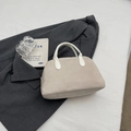 Sac Boston en daim mat beige avec poignées en cuir blanc sur tissu gris - Blanc Cassé