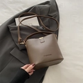 Secchiello chic in pelle marrone scuro con manico e tracolla regolabile elegante - Marrone