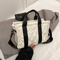 Witte gewatteerde nylon shopper met zwarte handvatten en een schouderriem - Wit