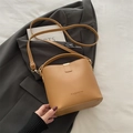 Borsa a secchiello color cammello chiaro in ecopelle con scritta FASHION e fibbia - Marrone