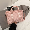 Roze gewatteerde nylon crossbodytas met chique ruitstiksel en verstelbare schouderband - Roze