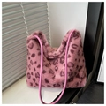 Dettaglio della borsa tote leopardata rosa in ecopelliccia con spalline sottili in pelle - Rosa