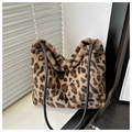 Dettaglio borsa tote in ecopelliccia leopardata con sottili spalline in pelle nera - Marrone