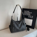 Große schwarze Hobo-Tasche in Matt-Optik mit silbernen Reißverschlüssen und Gurt - Schwarz