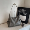 Dunkelgraue Vintage Hobo-Tasche mit matter Textur und vertikalen Reißverschlusstaschen - Dunkelbraun