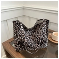 Dettaglio della borsa tote leopardata su un tavolo di vetro in un interno moderno - caffè