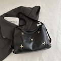 Bolso tote grande negro con cinco dijes de mariposa dorados y asas de cuero sintético - Negro