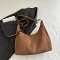 Borsa hobo marrone retrò in pelle scamosciata con cuciture a contrasto e tracolla - Marrone