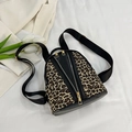 Sac à dos léopard tendance pour femme avec double fermeture éclair dorée et bordure en cuir - Noir