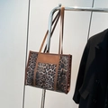 Bolso tote grande de moda con estampado de leopardo y correas marrones de hombro - Marrón